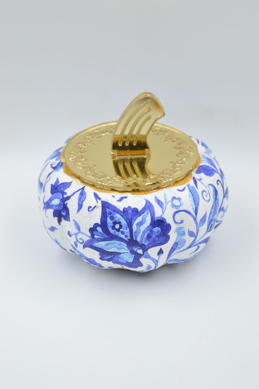 kolokuthablelouloudi Pumpkin vase made of porcelain with blue flower and gold plexiglass - Image 1