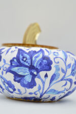 Pumpkin vase made of porcelain with blue flower and gold plexiglass - Image 5