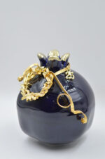 Royal blue ceramic pomegranate with gold wreath - Image 3