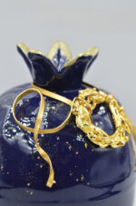 Royal blue κεραμικό ρόδι με χρυσό στεφάνι (μεσαίο μέγεθος) - Image 4