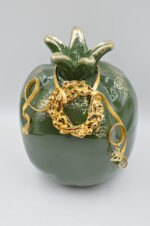 Lux Olive green κεραμικό ρόδι με χρυσό στεφάνι (μεσαίο μέγεθος) - Image 4