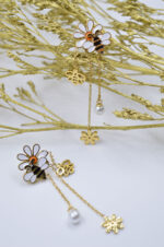 Stainless steel earrings with enamel Daisies and bees - Image 4