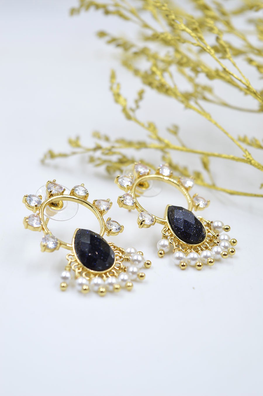 skoularikia-zirgkon-orukti-petra-perles-oreixalkos-epixruswmeno (2) Gold plated earrings with black mineral stone - Image 1